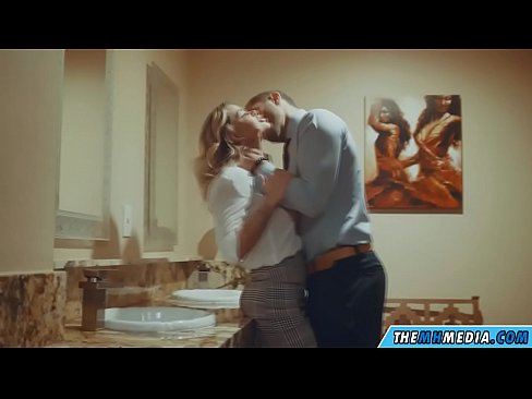 ❤️ Nalika pirang busty seduces anjeun dina restroom umum ️ seks super di urang ☑